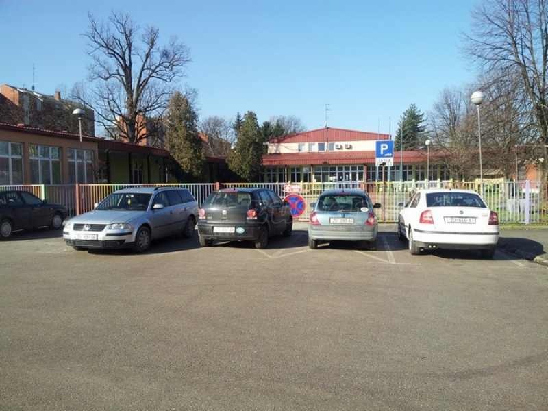 Parking pred osnovnom školom