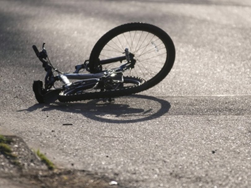 Biciklista udario u automobil
