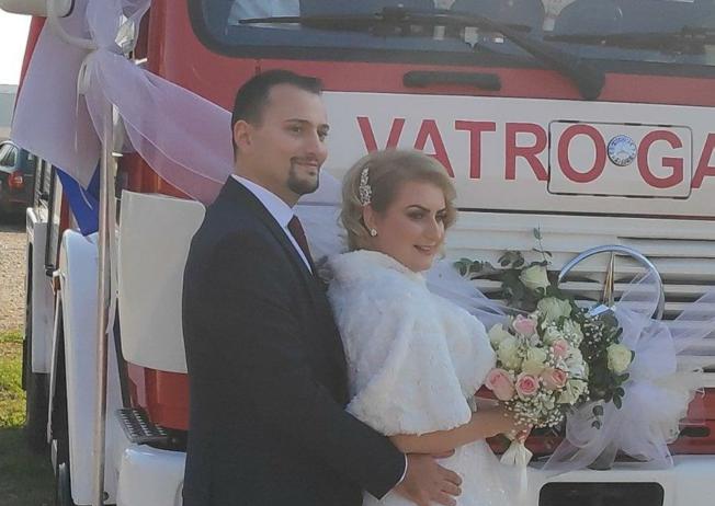 Vatrogasnim vozilom stigli na vjenčanje