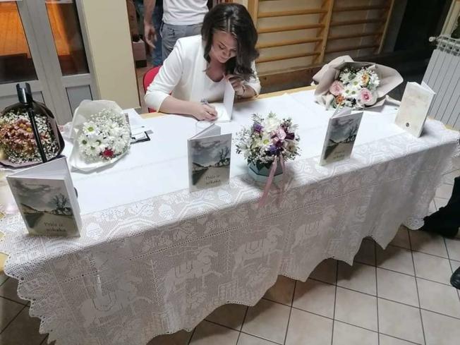 Mlada spisateljica Katarina Labrtić promovirala je svoju prvu knjigu “Priče iz sokaka”