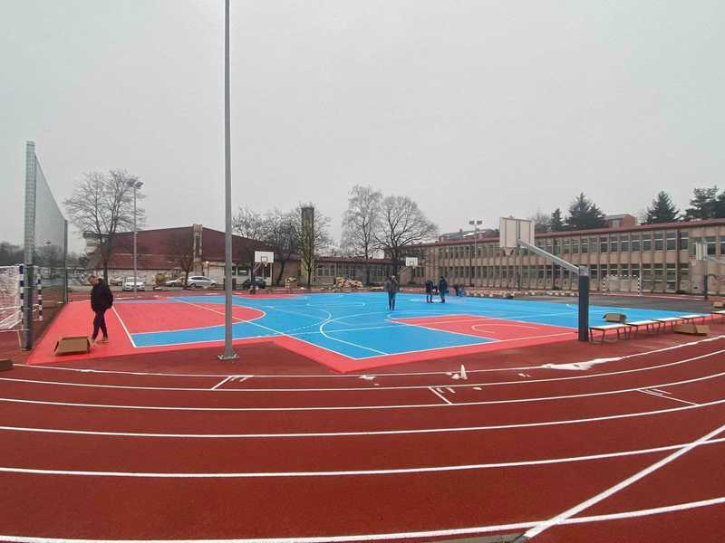 Za 10. ožujka planirano je otvorenje polivalentnog sportskog igrališta i atletske staze kod škole