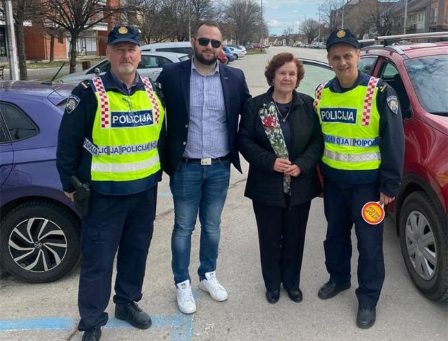 POLICIJA U SURADNJI S GRADOM Ružama i čestitkama vozačicama u Županji uljepšali Dan žena