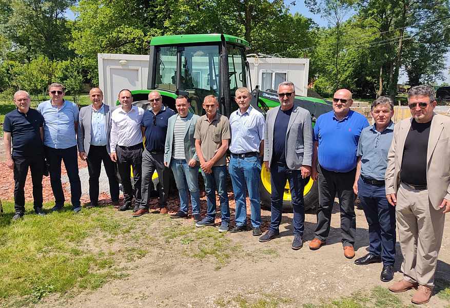 U POŽARU OSTAO BEZ SVEGA: Pavi Župariću iz Bošnjaka dodijeljen novi traktor