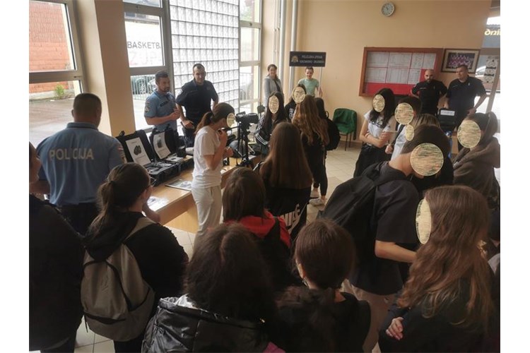 Velik broj županjskih srednjoškolaca posjetio Dan otvorenih vrata policije