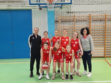Učenici OŠ Mate Lovraka srebreni na županijskom natjecanju u košarci