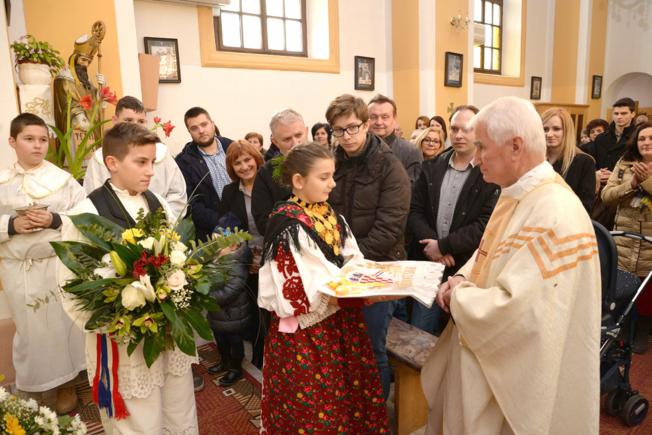 Mladi uskrs u Gunji -  Bandić donirao 300 paketića umirovljenicima