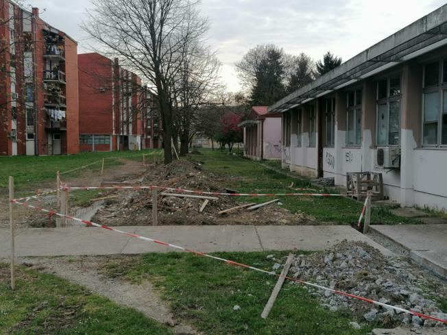 ZBOG SIGURNOSTI I ZAŠTITE UČENIKA U OŠ IVANA KOZARCA Postavljaju ogradu oko škole