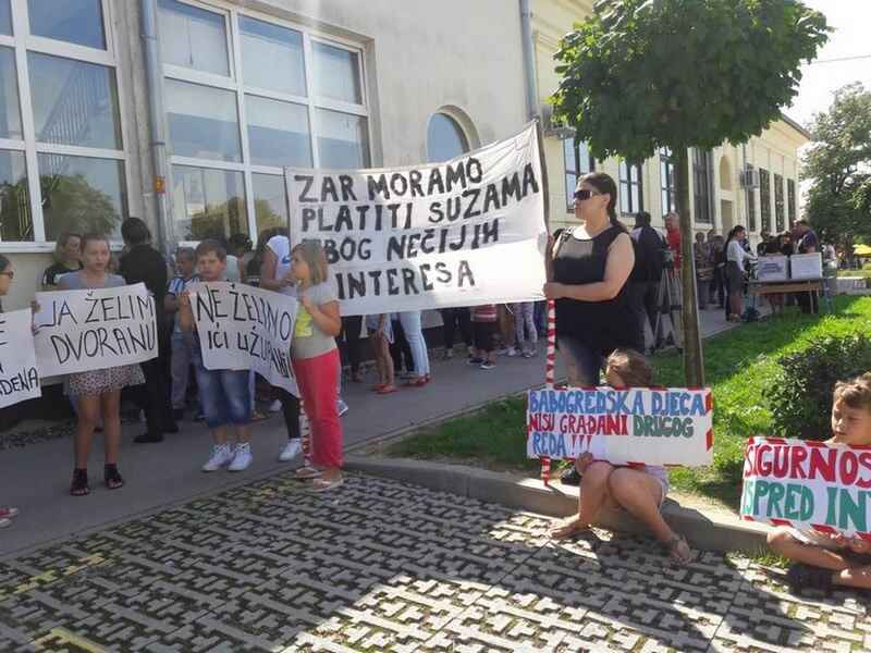 Prosvjed roditelja i učenika Osnovne škole Mijat Stojaković u Babinoj Gredi - VIDEO