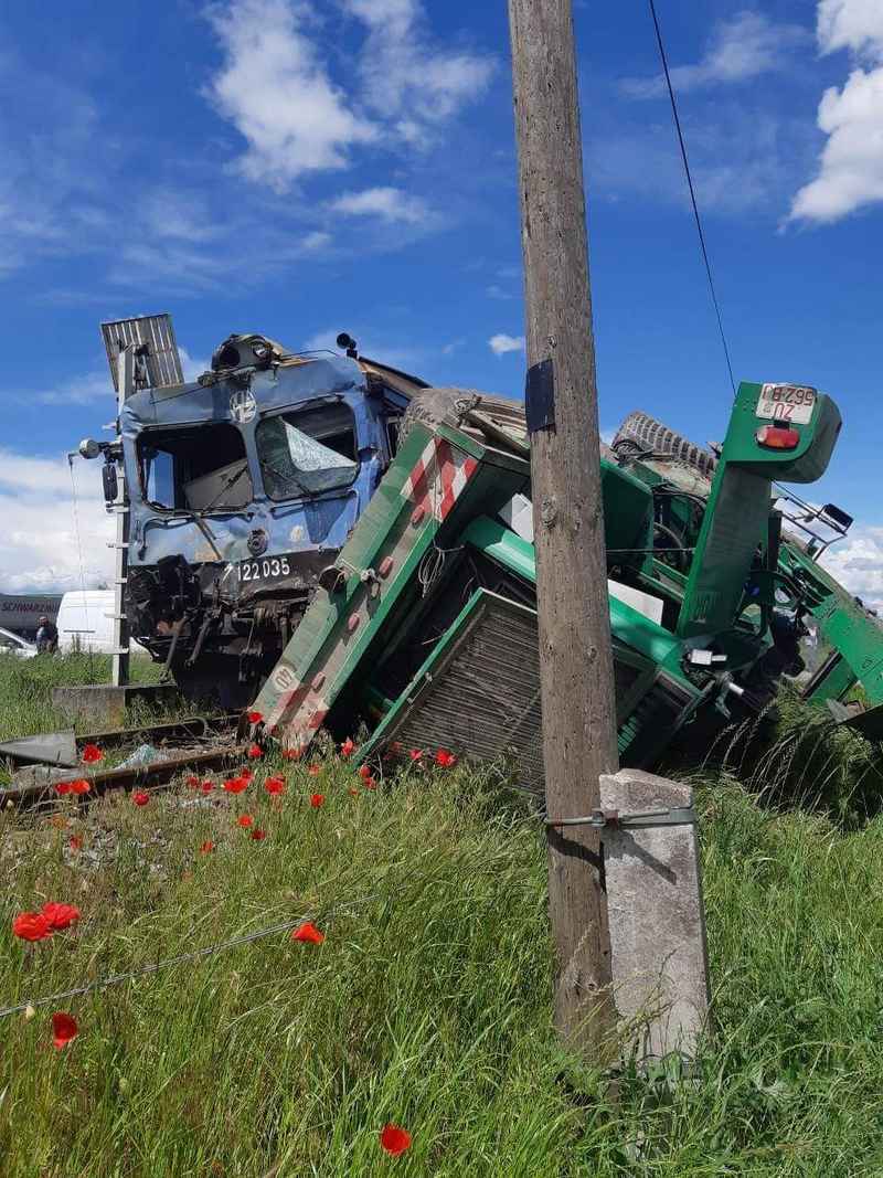 Nesreća u Županji : Vlak naletio na radni stroj