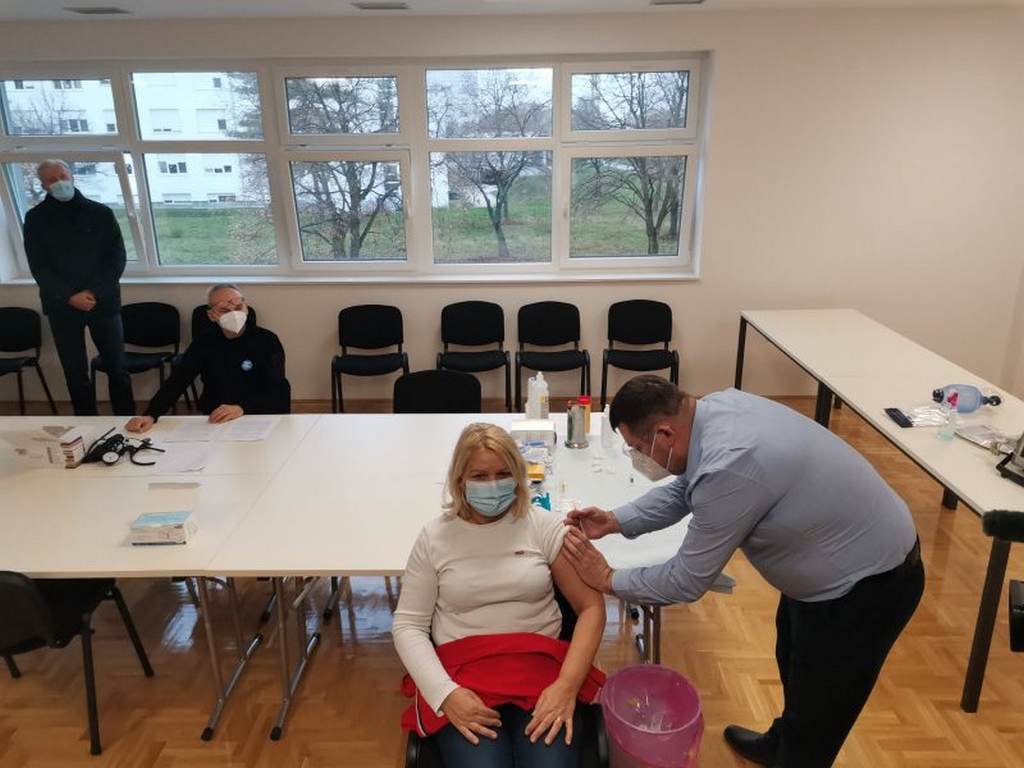 Nevenka Kovačević, medicinska sestra iz Županje prva je primila Pfizerovo cijepivo protiv COVID- 19