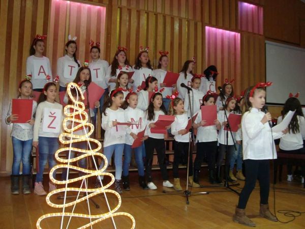 Božićni koncert dječjeg pjevačkog zbora Isusovi Biseri