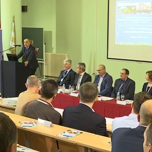 Održana konferencija Perspektiva razvoja Županjske (HR ) i Oraške, ( BiH ), Posavine u amfiteatru Gimnazije Županja