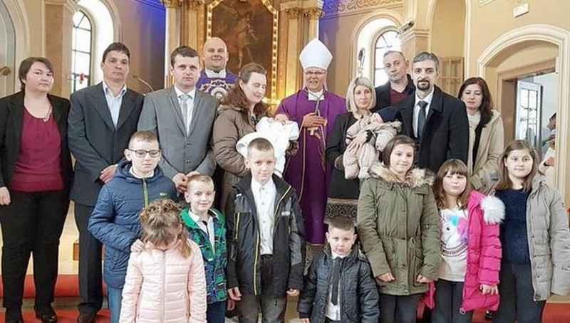 DVA NOVOKRŠTENIKA - Nadbiskup krstio peto dijete načelnika Cerne